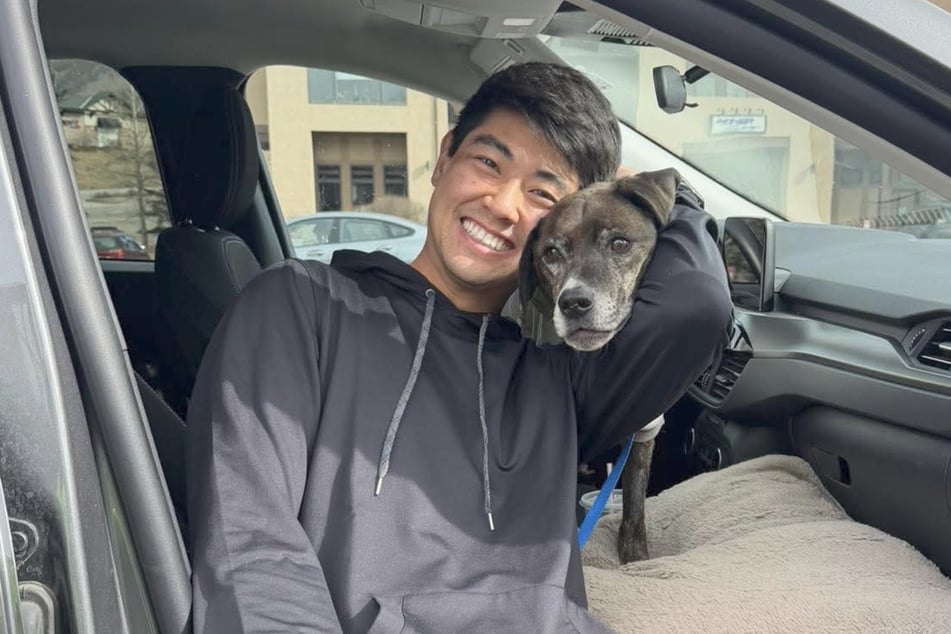 Steve Maa y su querido perro Rocky están reunidos de nuevo.