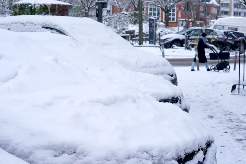 Eine dicke Schneeschicht liegt auf geparkten Fahrzeugen im Stadtteil Eimsbüttel.