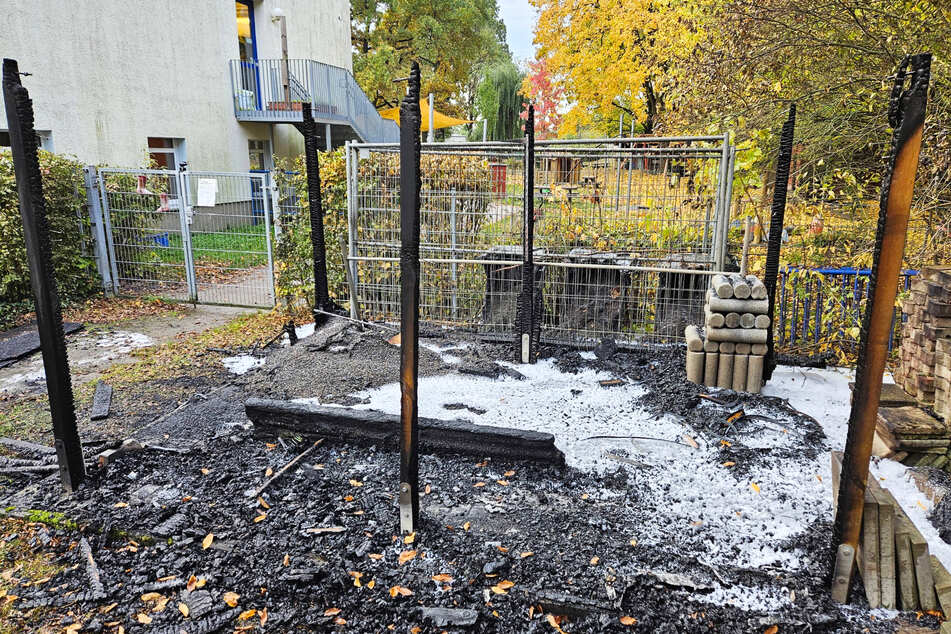 Der Schuppen brannte vollständig aus.