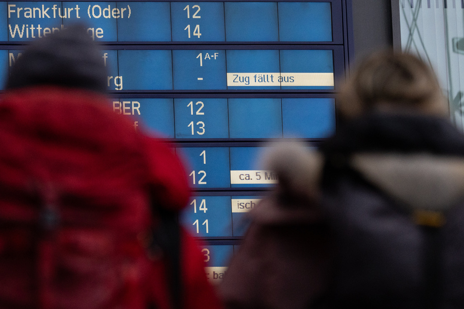 Heute halten die Anzeigetafeln vieler Bahnhöfe nur Enttäuschung für Zugreisende bereit.