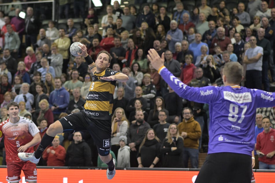 Julius Dierberg (33, l.), treffsicherster Schütze der 2. Liga, will heute Abend zwei Punkte aus Nordhorn mitbringen.