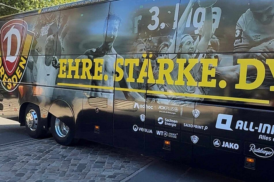 Der Mannschaftsbus lud die Profis nur schnell ab und verduftete dann wieder zügig.