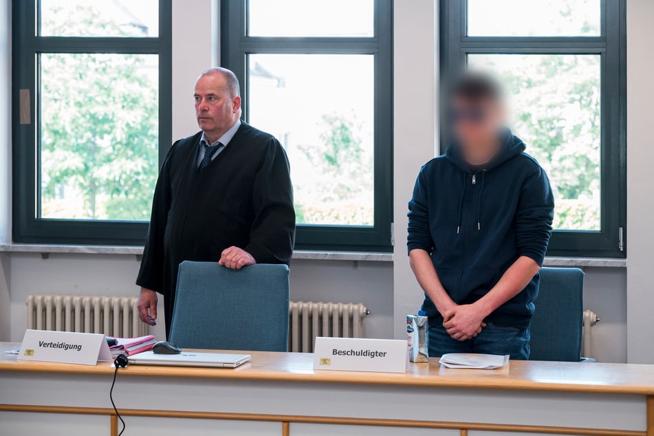 Anwalt Thomas Drehsen (l.) und der Beschuldigte (r.) vor dem Beginn des Prozesses im Bamberger Amtsgericht.