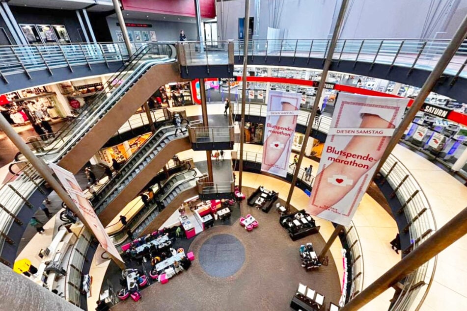 Zwischen Schaufenstern und Geschäften wird in der Galerie Roter Turm Blut gespendet.