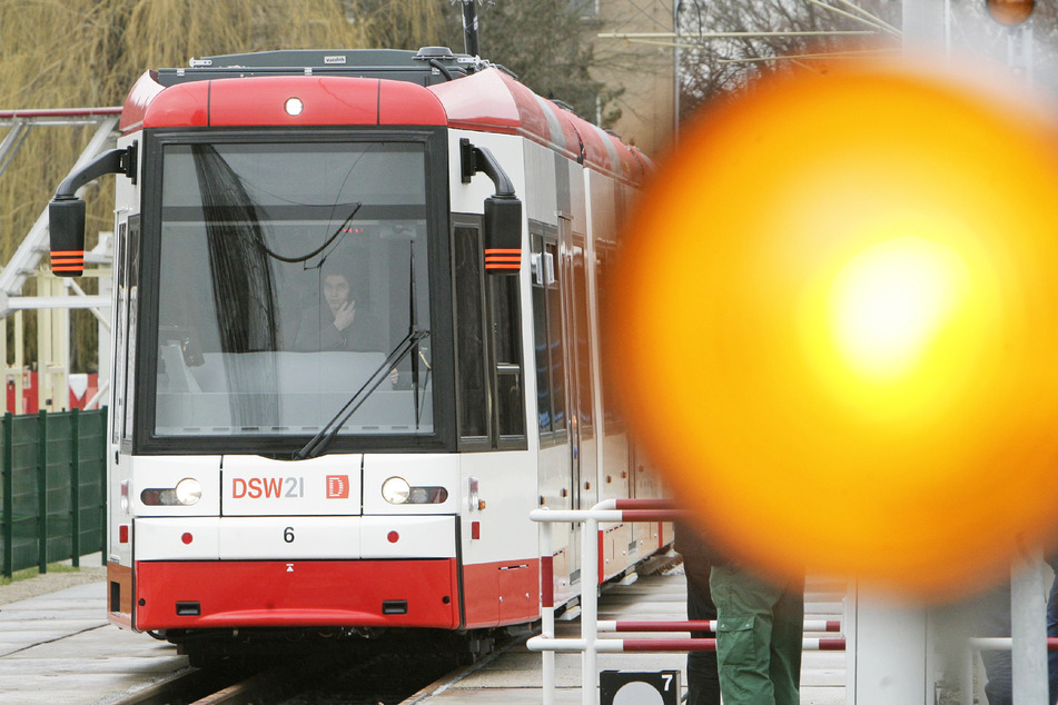 Eine Dortmunder Straßenbahn steht auf einer Teststrecke von Fahrzeugbauer Bombardier.