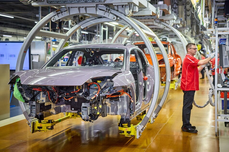 Im Leipziger Porsche-Werk wird ein Macan montiert. 60 Prozent der ausgelieferten Macan-Modelle seien vollelektrisch, teilt das Unternehmen mit.