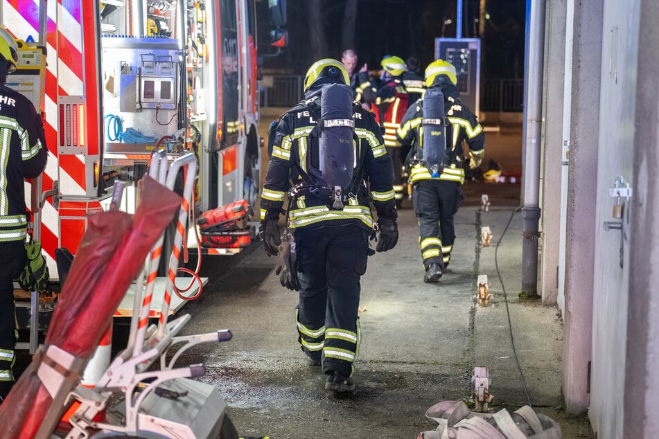 Die Feuerwehr bekämpfte die Flammen unter schwerem Atemschutz. Erst nach mehreren Stunden war der Brand gelöscht.