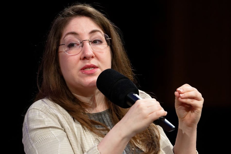 Die Autorin Deborah Feldman (40) gehört zu der Gruppe von Jüdinnen und Juden die sich gegen die Antisemitismus-Kritik gegenüber der Berliner Linken aussprechen.