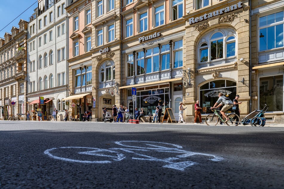Mal eben schnell einen Radweg abgeklebt: Der ADFC richtete gestern einen Pop-up-Radweg auf der Bautzner Straße stadtauswärts ein.