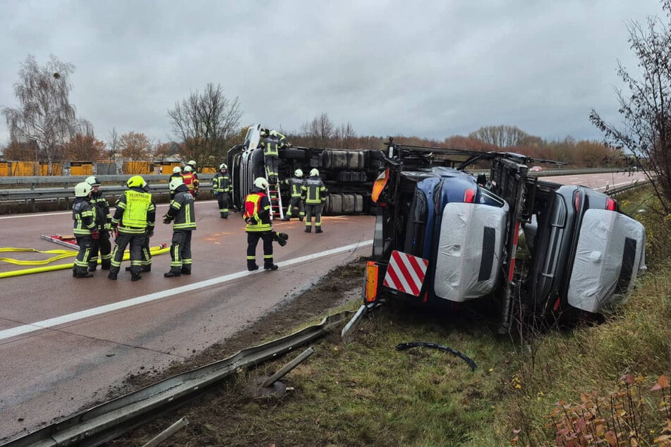 Ein mit Autos beladener Transporter ist auf der A9 bei Brück umgekippt und hat seine Ladung verloren.