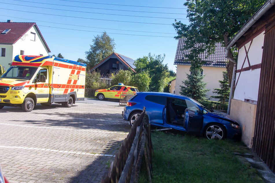 Zwei Verletzte Bei Stolpen: Auto Fährt Durch Gartenzaun Und Kracht ...