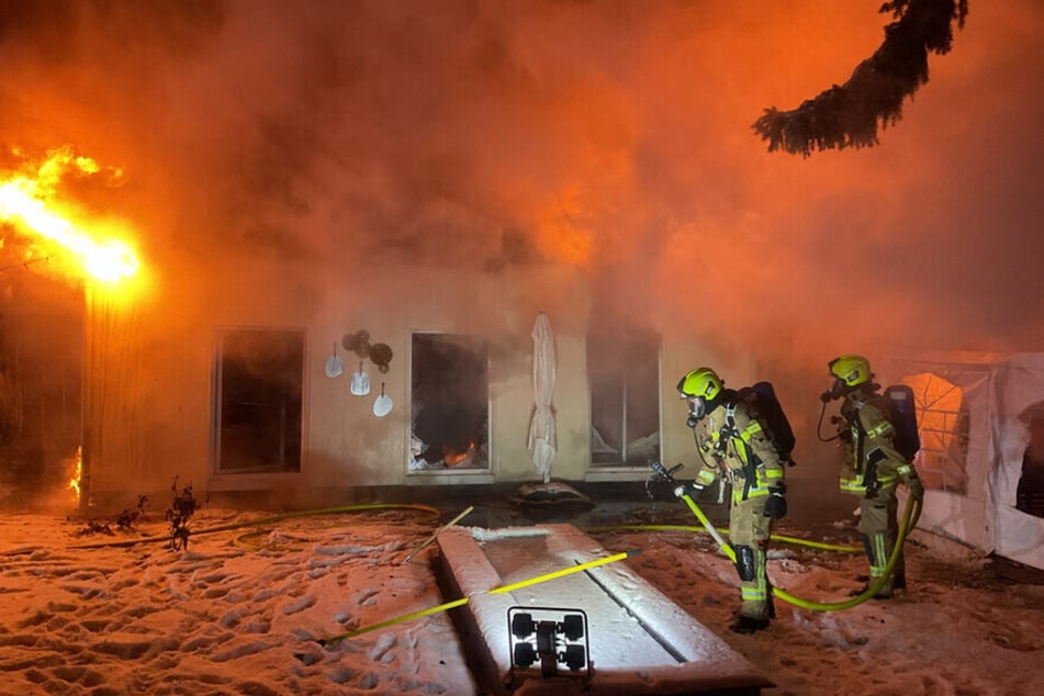 Berlin: Lagerhalle brennt lichterloh - Feuerwehr im Großeinsatz!