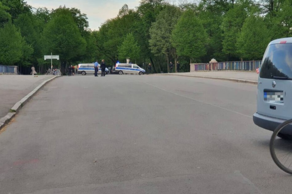 Ein Mann soll eine Frau mit einem Messer niedergestochen haben. Die genauen Hintergründe sind derzeit noch unklar.