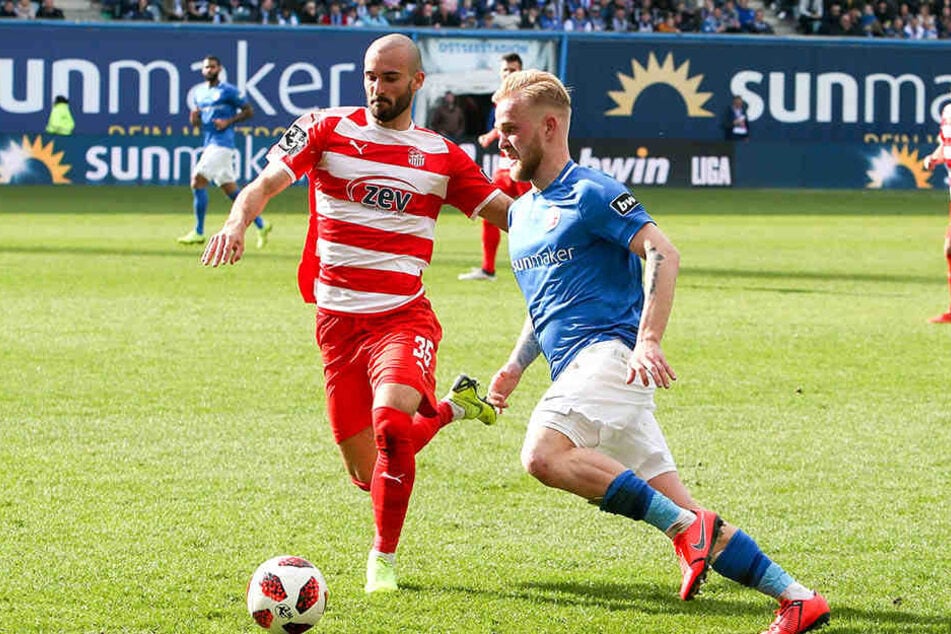 Nico Antonitsch (links) im Zweikampf mit Marcel Hilßner wird den Verein verlassen.