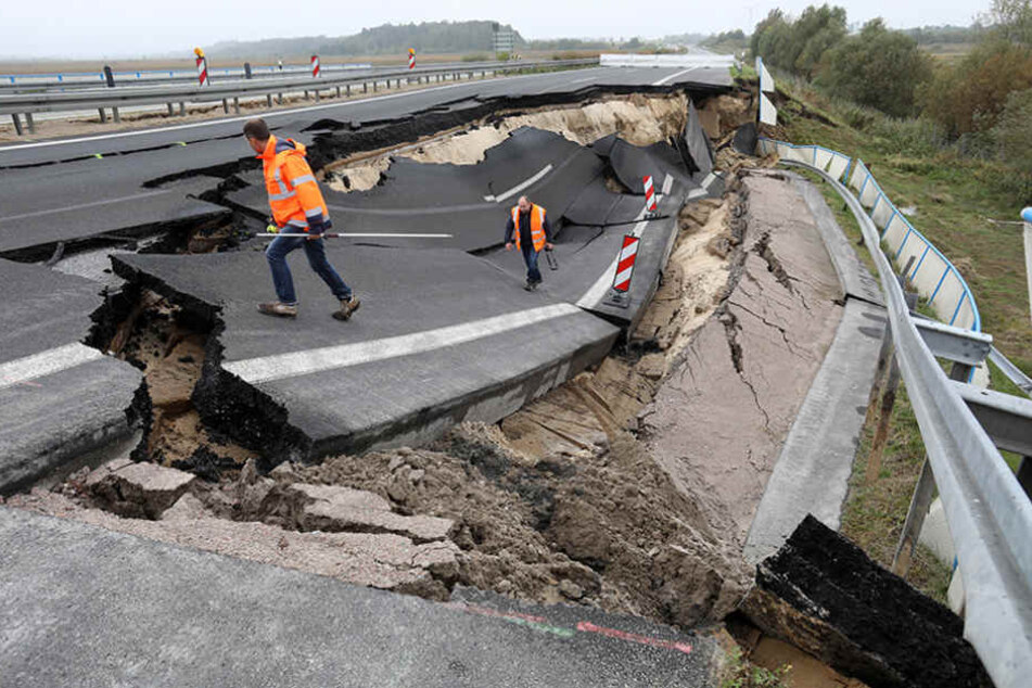 Fachleute begutachten das abgesackte Autobahnteilstück.