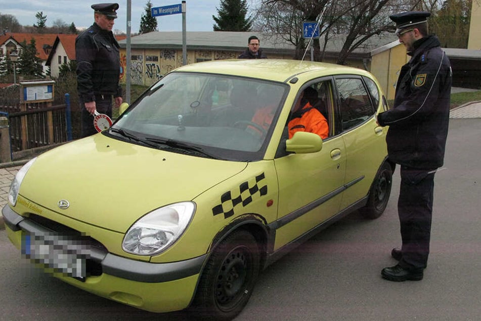 Damit Eltern ihre Kinder nicht bis vor die Schule fahren, kontrollierte die Polizei in Meerane einige Zufahrtsstraßen.