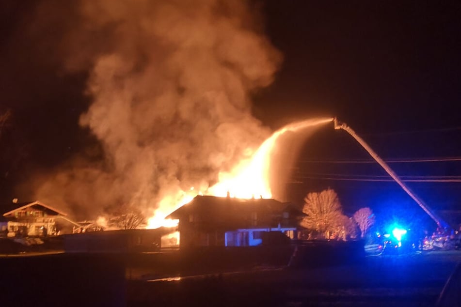 Rund 77 Einsatzkräfte der Feuerwehren gegen das Feuer.