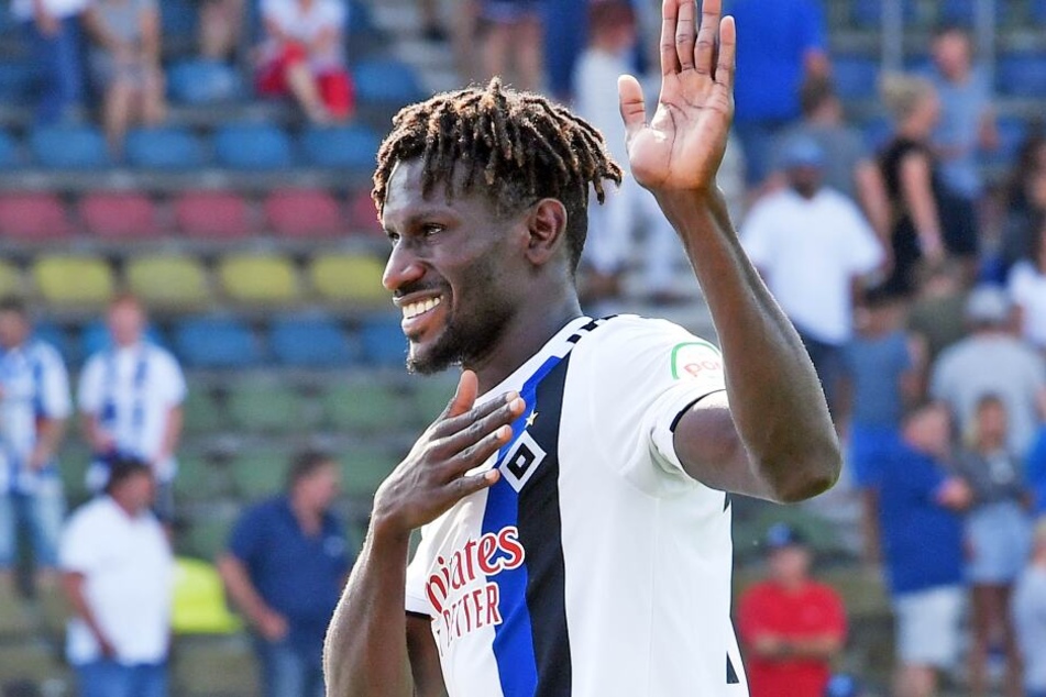 Der Hamburger Bakery Jatta bedankt sich nach dem 4:2-Sieg gegen den Karlsruher SC bei den Fans.