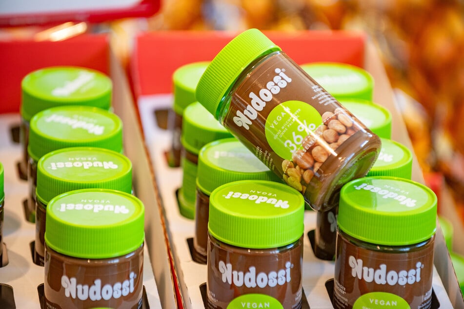Im Zehner-Pack tritt das vegane "Nudossi" seinen Weg in die Supermarktregale an.