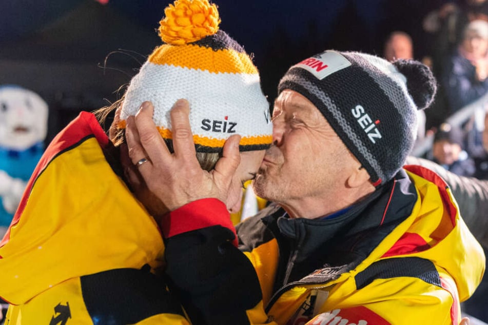 Gerd Leopold (r.) gab Kim Kalicki einen dicken Kuss nach dem vierten Lauf auf die Stirn. Er war sichtlich stolz, wie die 22-Jährige Silber gewann.