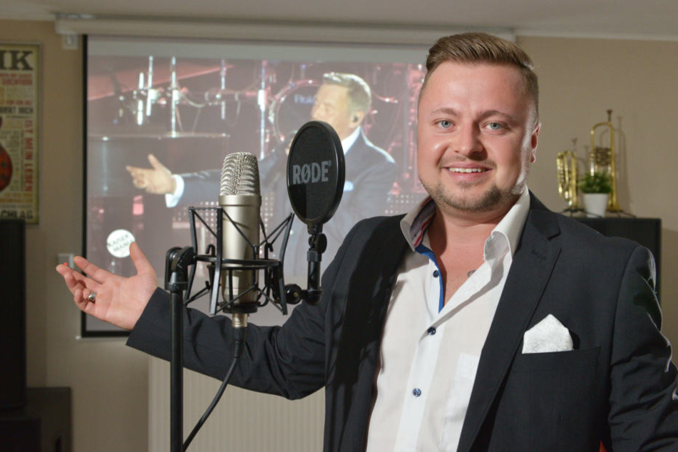 Kein Double, findet aber die "Kaiser"-Texte gut: Sänger Martin Fischer (32) alias "Robert König" in seinem Studio.