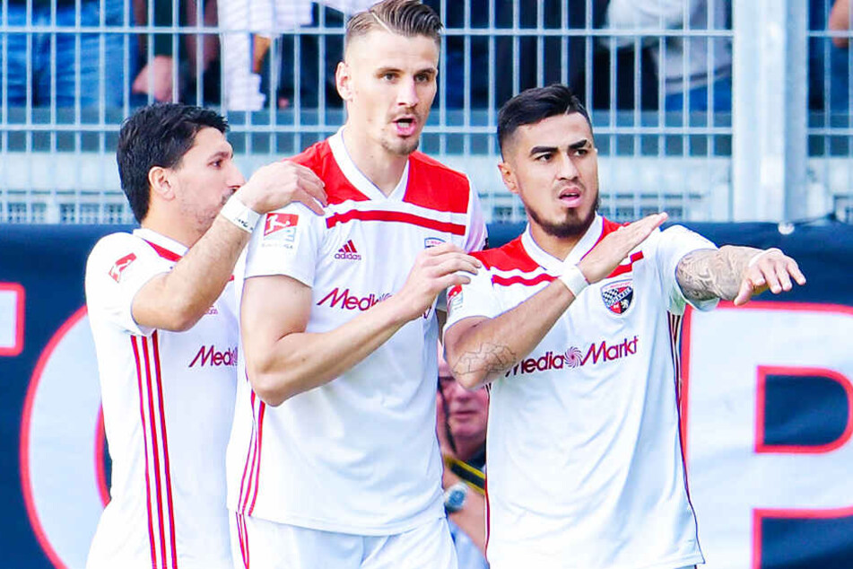 Doppelpacker Dario Lezcano (r.) bejubelt seinen ersten Treffer mit Stefan Kutschke (M.) und Almog Cohen.
