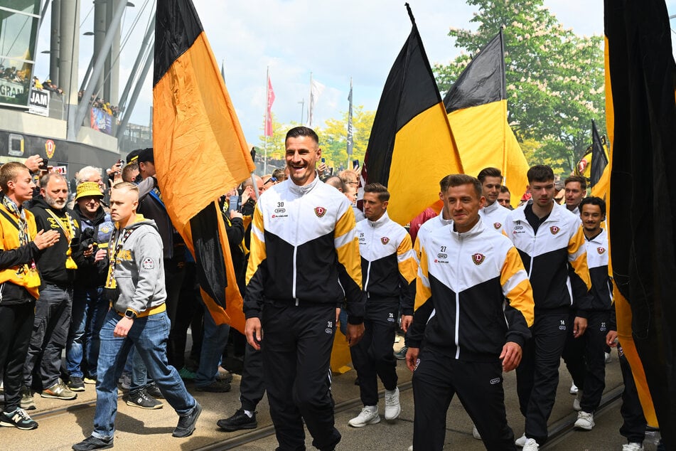 Den beiden Kapitänen Stefan Kutschke (36, l.) und Niklas Hauptmann (28) ging beim Marsch zum Stadion das Lachen bei Ankunft am Stadion gar nicht mehr aus dem Gesicht.