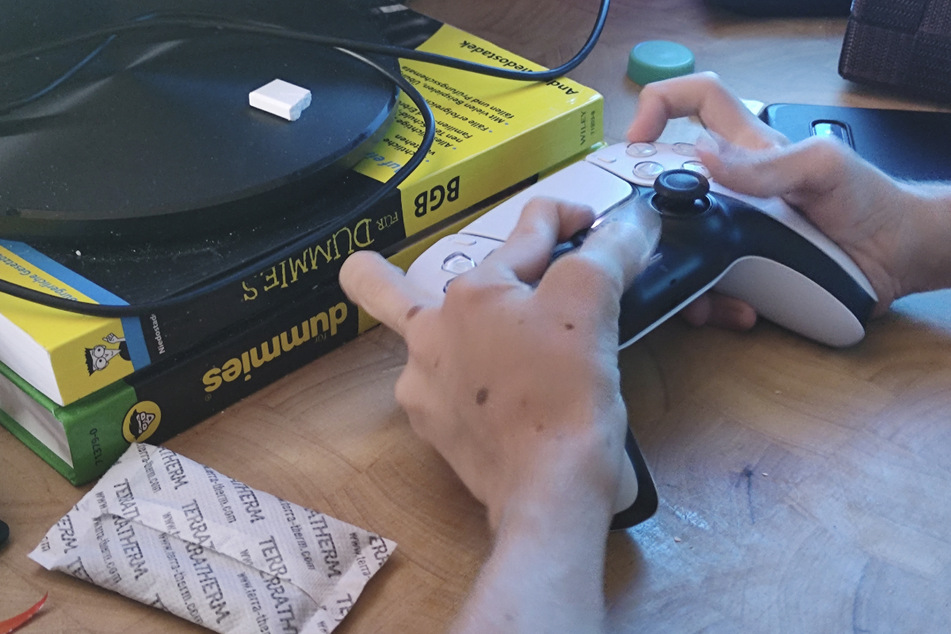 Niklas' Hände sind aufgrund seiner Glasknochenkrankheit kleiner, weshalb er mit einer speziellen Technik den Playstation-Controller bedienen muss. Außerdem liegen immer Wärmepads für die Finger sowie Traubenzucker parat.