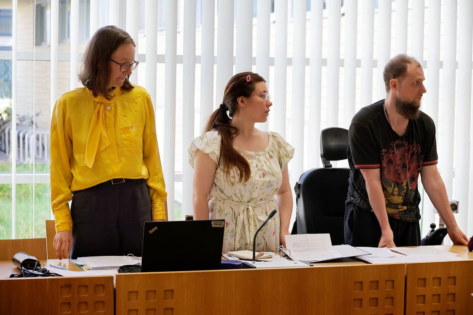 Die drei Klima-Kleber Juliane Schmidt (28, v.l.), Alina R. (24) und Matthias S. (36) mussten sich am Mittwoch vor Gericht verantworten.