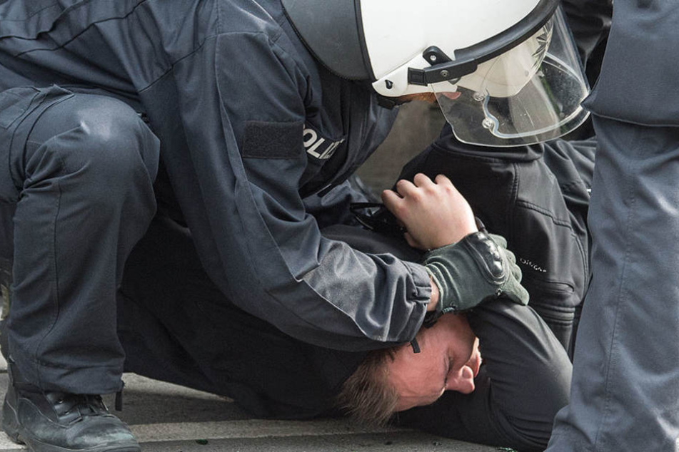 Noch vor dem Spiel wurden rund 80 Dynamo-Fans von der Polizei abtransportiert. (Symbolbild)