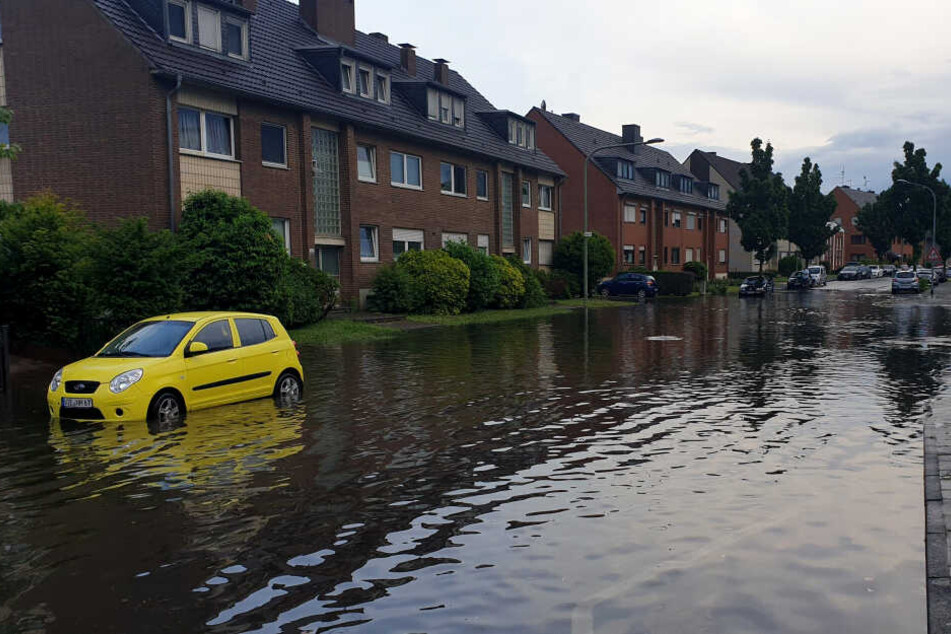 In Mönchengladbach wurden durch den Starkregen am Montagabend mehrere Straßen geflutet.