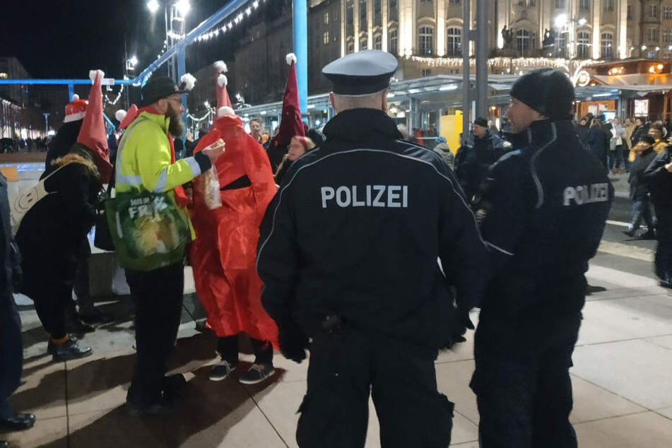 Ku-Klux-Klan-Weihnachtsmänner?! Die Polizei kannte da keinen Spaß mehr...