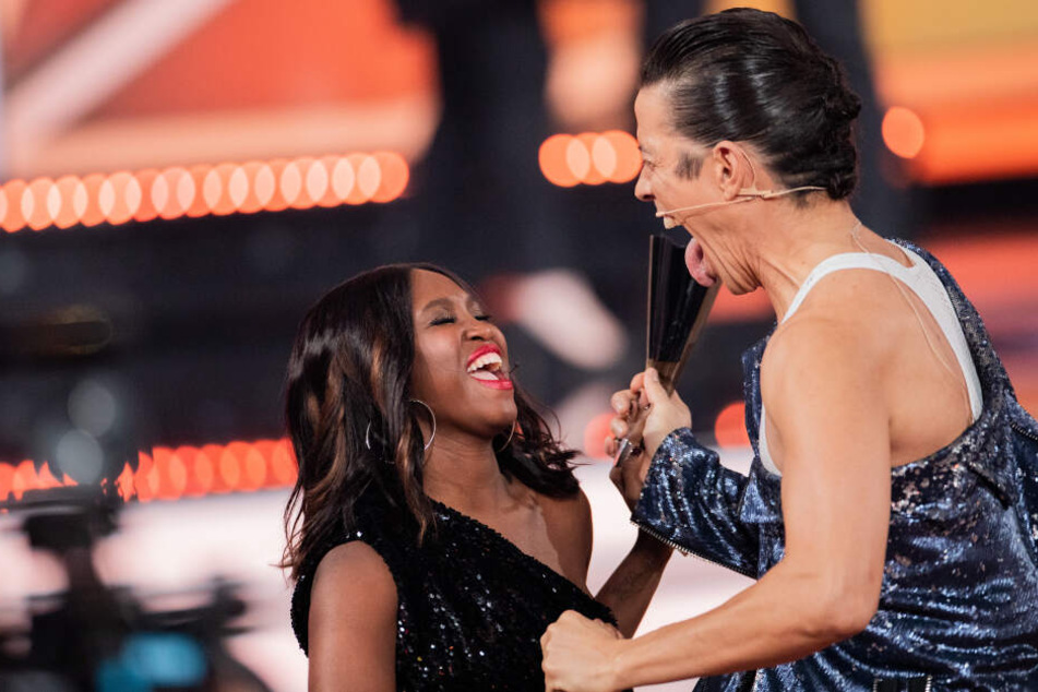 Die Jury-Mitglieder Motsi Mabuse (Li.) und Jorge Gonzalez haben sichtlich Spaß bei der Arbeit.