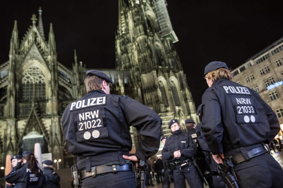 In ganz NRW sind an Silvester 2019/20 fast 5000 Polizisten im Einsatz (Archivbild).
