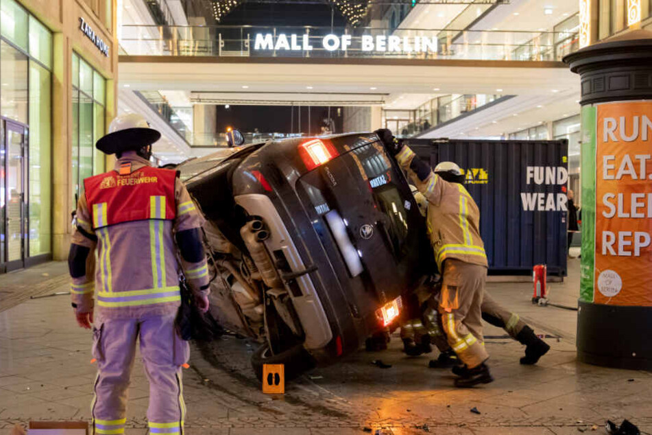 Von Feuerwehrleuten musste der Wagen wieder aufgerichtet werden.