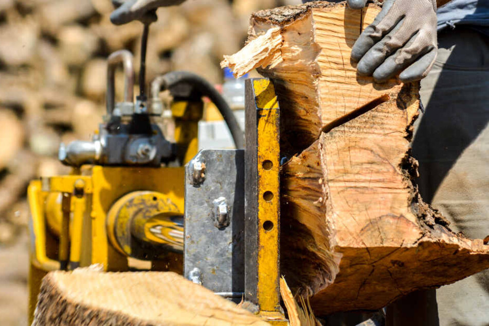 Als ein Stück Holz stecken blieb, griff der Mann in die Maschine. (Symbolbild)