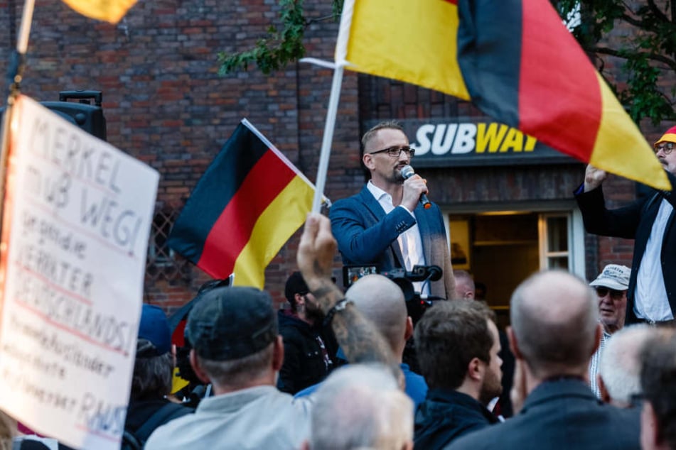 Dennis Augustin, Kreisvorsitzender des AfD Landesverbandes Südwest-Mecklenburg, spricht vergangene Woche vor Teilnehmern der "Merkel muss weg!"-Kundgebung auf dem Gänsemarkt.