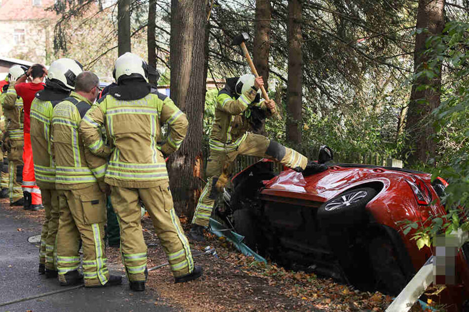 Der schwer beschädigte Peugeot liegt auf der Ullersdorfer Landstraße im Graben.