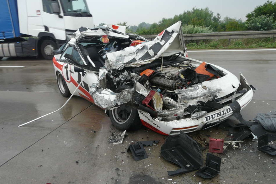 Der Porsche wurde bei dem heftigen Unfall zerstört, die Fahrerin (53) aber nur leicht verletzt.