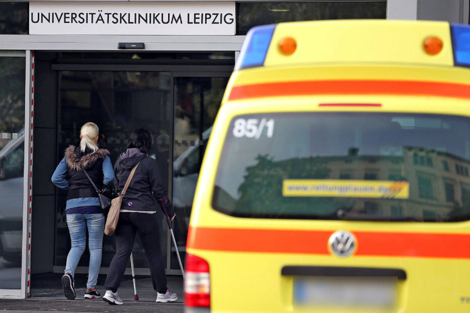 Eine Mitarbeiterin des Universitätsklinikums Leipzig ist am Freitagabend von einem Mann niedergestochen worden. (Archivbild)