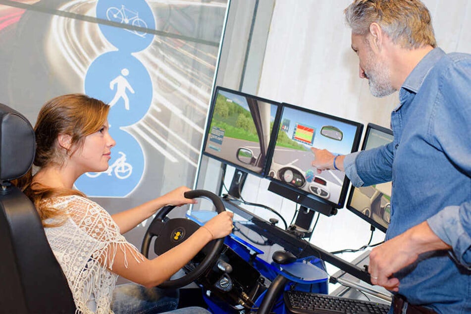 Vor der ersten Fahrt im Auto mal einen Fahrsimulator zu benutzen kann von Vorteil sein. (Symbolbild)