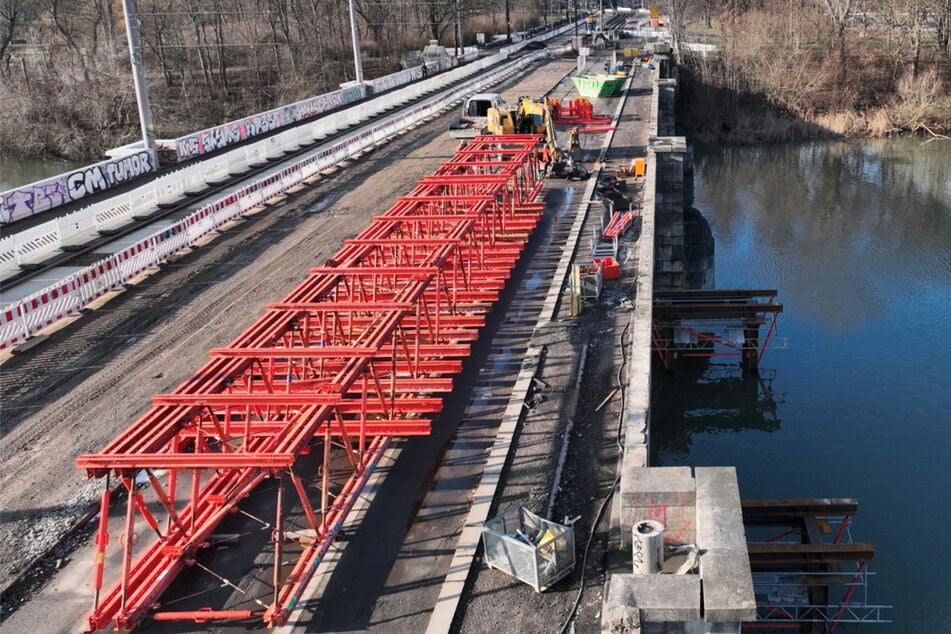 Leipzig: Verdacht auf Kampfmittel: Sperrkreis um Leipziger Zeppelinbrücke ist in Kraft getreten