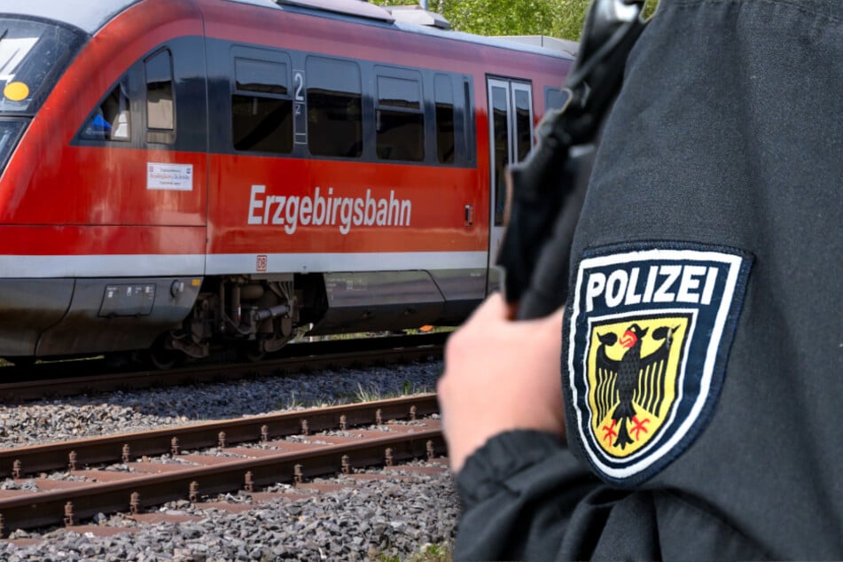 Ärger in Erzgebirgsbahn: Aggressiver Mann randaliert, attackiert und bedroht Fahrgäste