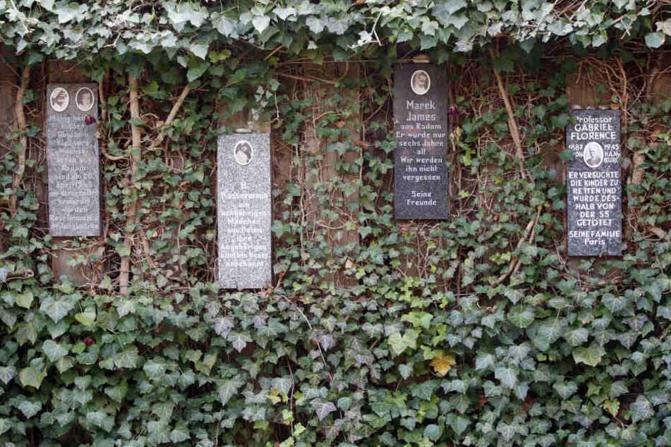 Gedenksteine hängen im Rosengarten der Gedenkstätte Bullenhuser Damm, der hinter einer ehemaligen Schule am Bullenhuser Damm in Hamburg liegt. Nur wenige Tage vor der Befreiung Hamburgs durch britische Truppen ermordeten SS-Leute in der Schule Kinder im A