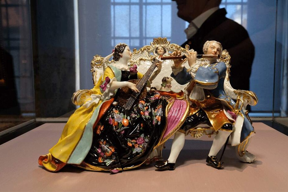 Diese Sofagruppe aus Meißner Porzellan aus dem Jahr 1737 gehört zu den Exponaten der neuen Schau.