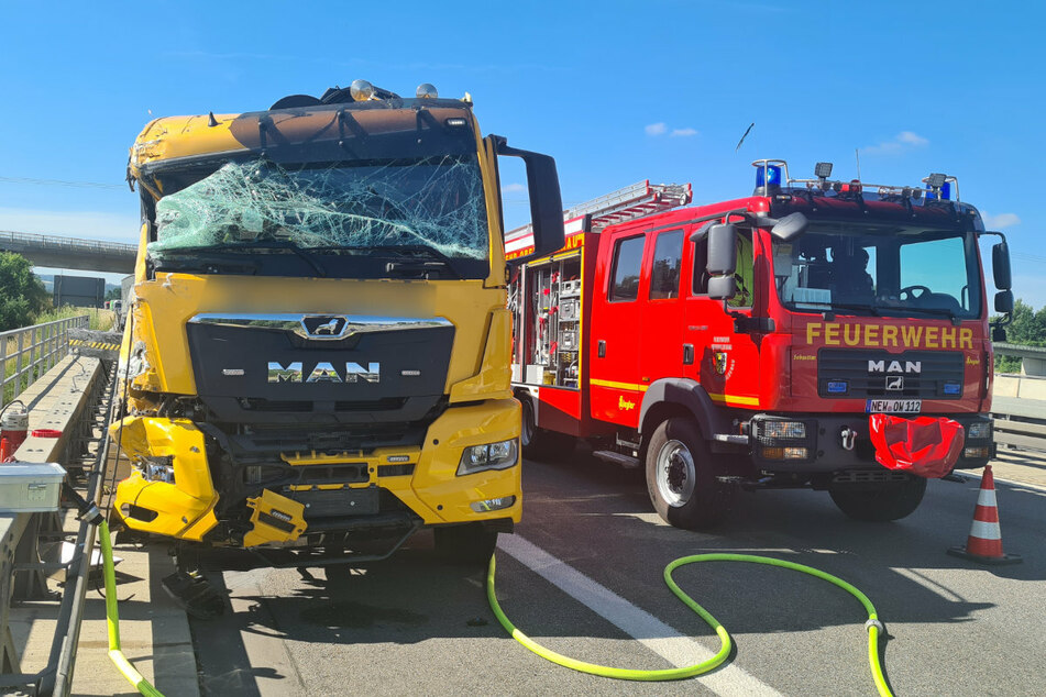 Schwerer Unfall mit drei Lkw und Bus: "Es hätte Tote geben können"