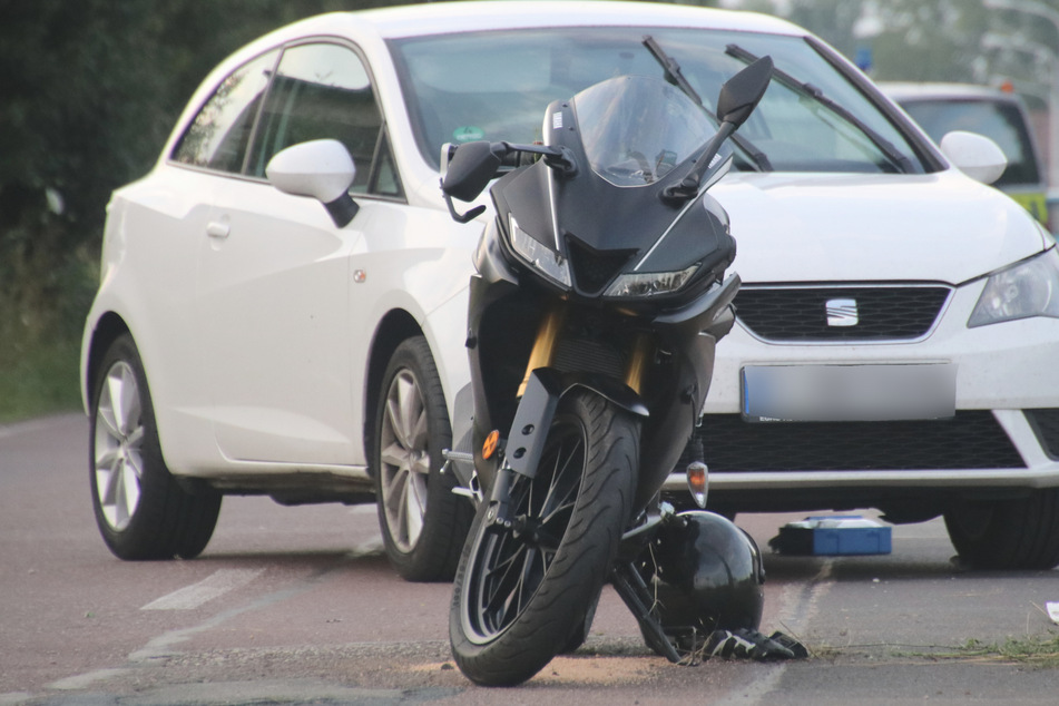 Das Motorrad des 26-Jährigen war am Lenker mit dem Auto zusammengestoßen.