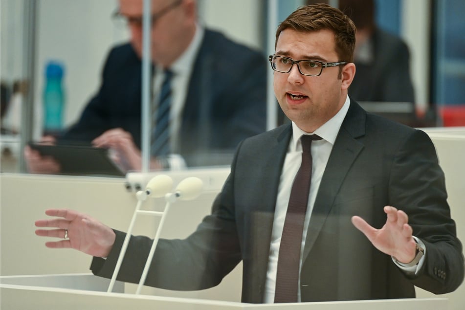 Erik Stohn (37), SPD-Fraktionsvorsitzender, spricht auf der Sondersitzung des Landtages.