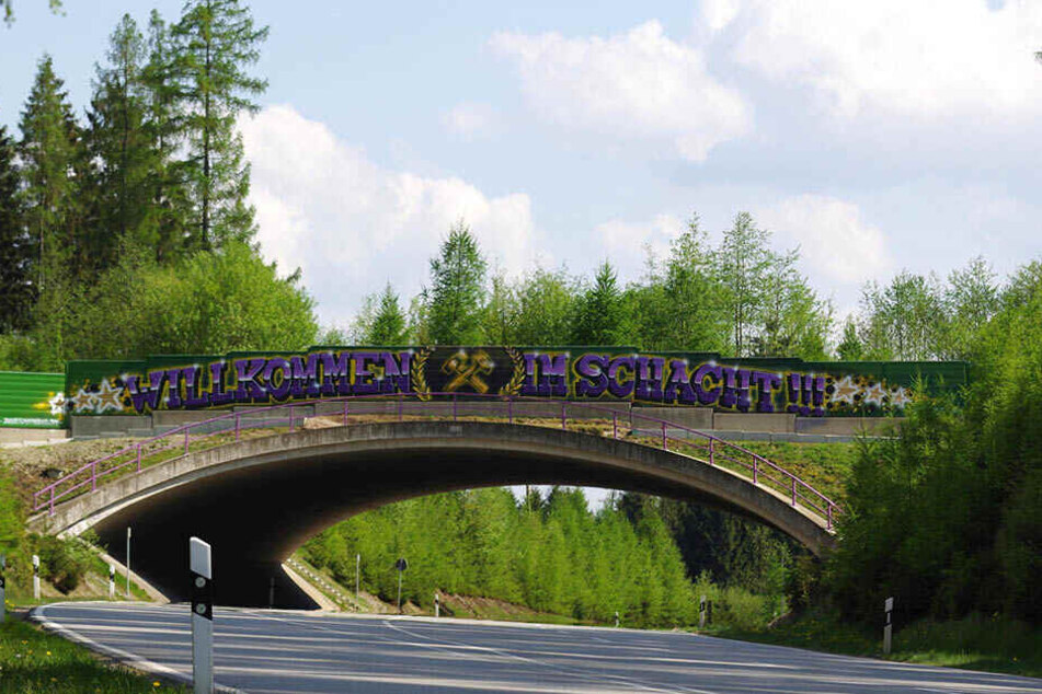 Die Brücke über den Autobahn-Zubringer in Richtung Aue. Darüber steht "Willkommen im Schacht". Wer als Gegner ins Stadion will, muss hier durch.