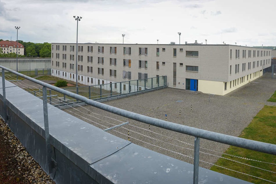 In der JVA Dresden am Hammerweg herrscht Aufruhr. Etliche Häftlinge 
verweigern jetzt das Küchen-Essen.
